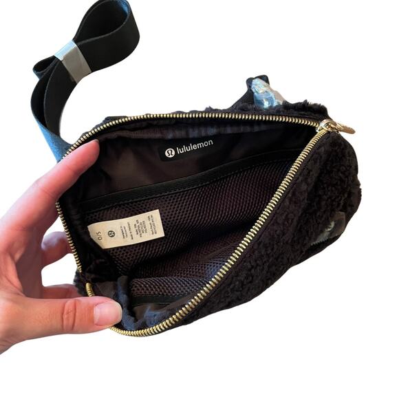 NWT Lululemon Everywhere Belt Bag Fleece 1L – Black | NWT Sherpa Waist Bag 727G - Picture 4 of 9